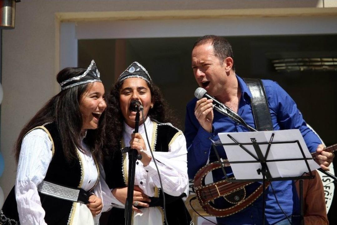 S&uuml;mer Ezg&uuml;, Otistik &Ccedil;ocuklarla D&uuml;et Yaptı