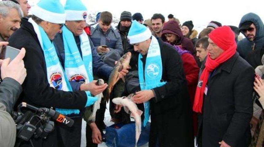 Buz Tutan &Ccedil;ıldır G&ouml;l&uuml;'nde Kış Ş&ouml;leni