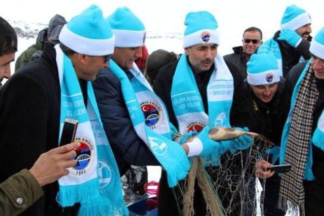 Buz Tutan Çıldır Gölü'nde Kış Şöleni