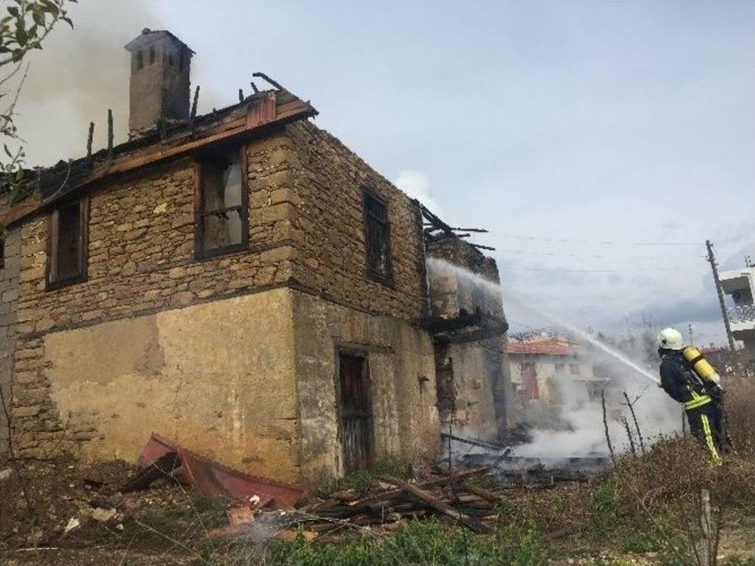 Manavgat&rsquo;ta Ev Yangını