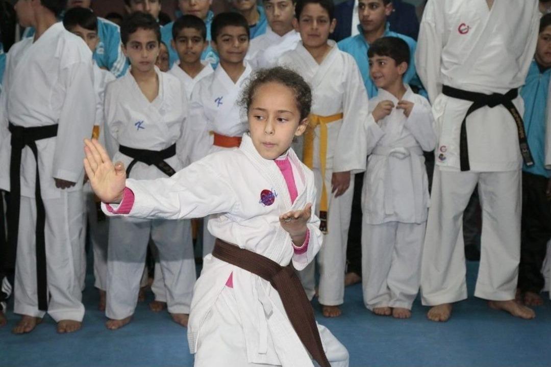 Başkan Ekinci Spor Salonunun A&ccedil;ılışını Yaptı