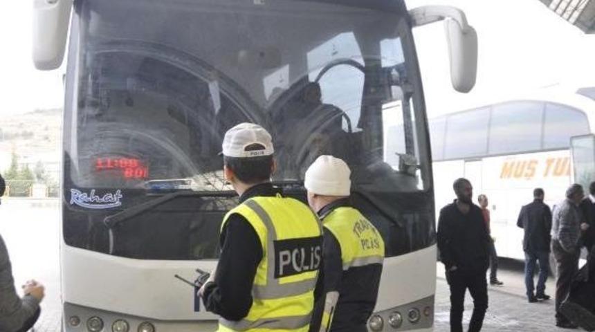 Otob&uuml;sle 'sivil Polis', S&uuml;r&uuml;c&uuml; Ve Muavine Ceza Yazdırdı