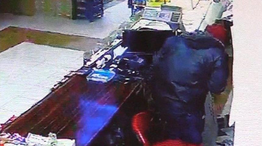 Delik &Ccedil;uvalla Sigara &Ccedil;almaya Kalktı