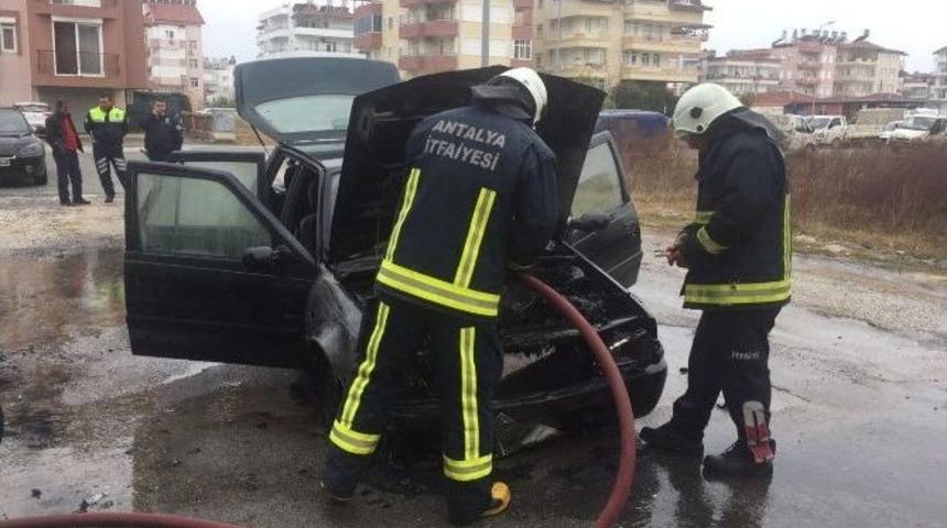 Manavgat&rsquo;ta Otomobil Yangını