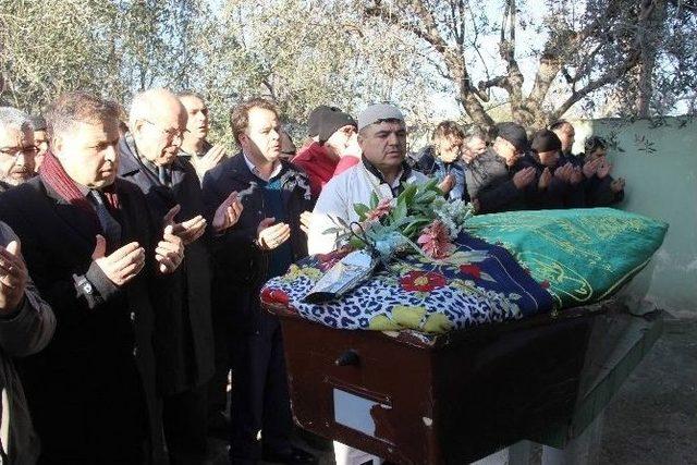 Eski Bakan Karakaş’ın Annesi Son Yolculuğuna Uğurlandı 1