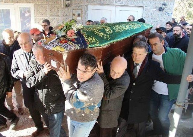 Eski Bakan Karakaş’ın Annesi Son Yolculuğuna Uğurlandı 2