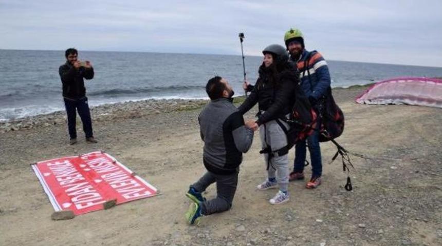 Yama&ccedil; Paraş&uuml;t&uuml; Inişi S&uuml;rpriz Evlenme Teklifi