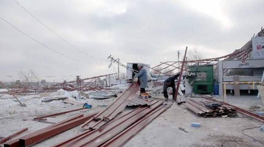 Şiddetli Fırtına &Ccedil;atıyı U&ccedil;urdu