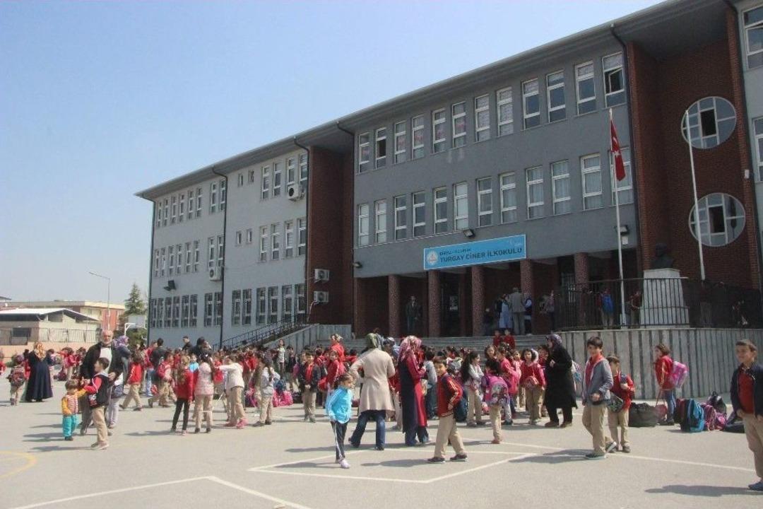 Yangından Korkan &Ouml;ğrencileri İtfaiye Eri Kıyafetlerini Giydirerek Teselli Etti