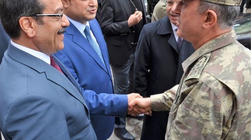 Genelkurmay Başkanı Akar Ve Kuvvet Komutanları Sur&rsquo;da Esnafı Ziyaret Etti
