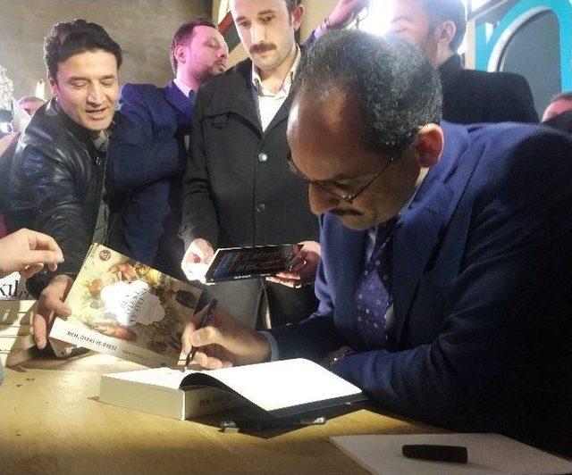 Cumhurbaşkanlığı Sözcüsü İbrahim Kalın, Üsküdar’da Düzenlenen Söyleşi Ve İmza Gününde Okurlarıyla Bir Araya Geldi