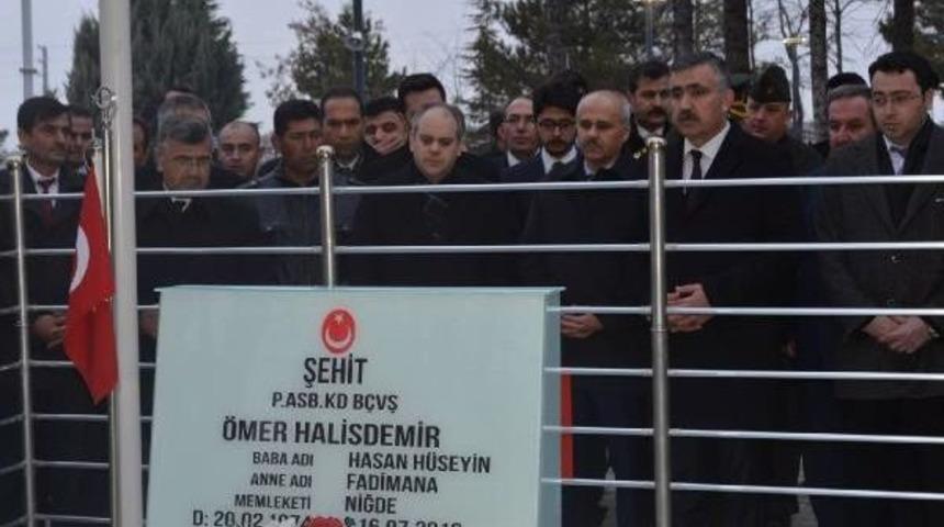 Bakan Kılı&ccedil;, &Ouml;mer Halisdemir&rsquo;In Mezarını Ziyaret Etti