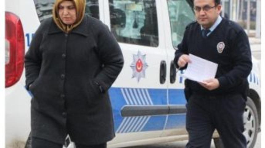 Evin Balkonundan D&uuml;şen Oğlunun &Ouml;ld&uuml;ğ&uuml;n&uuml; Adliyede &Ouml;ğrendi