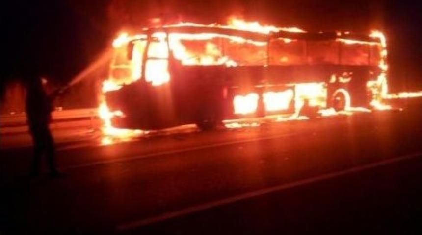 Yolcu Otob&uuml;s&uuml; Alev Alev Yandı