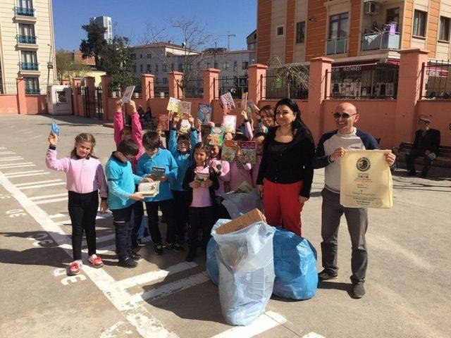 Kartal Belediyesi’nden Atığını Getiren 9 Okula 900 Kitap Hediye