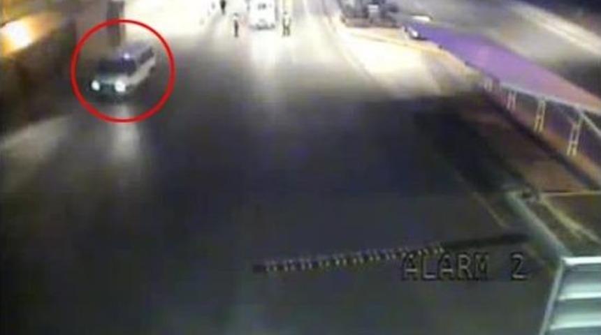 Atat&uuml;rk Havalimanı&rsquo;ndaki Polisin Ka&ccedil;an Minib&uuml;se Ateş A&ccedil;ması Kamerada