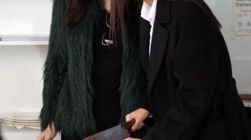 Sunucu Kabasakal Ve Uzun, Sucuk Pişirdi, Hediye Dağıttı