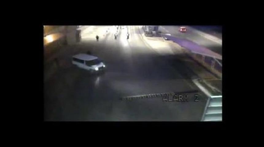 Atat&uuml;rk Havalimanı Girişinde Ş&uuml;pheli Minib&uuml;s&uuml;n Ka&ccedil;ışı G&uuml;venlik Kameralarına Yansıdı