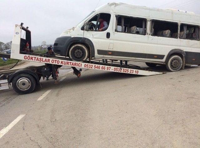 Sakarya’da Öğrenci Servisiyle Otomobil Çarpıştı: 16 Yaralı 1