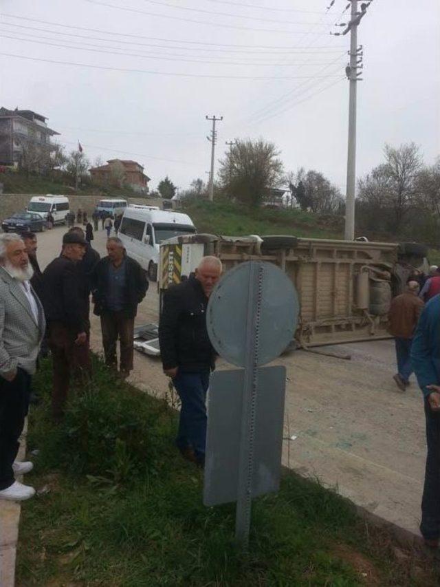 Sakarya’da Öğrenci Servisiyle Otomobil Çarpıştı: 16 Yaralı 2