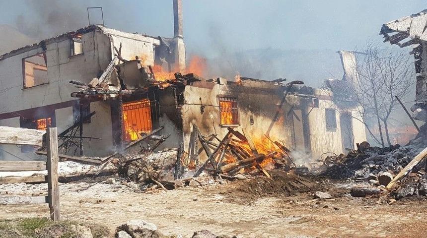 Çankırı’da Köy Yangını: İlk Belirlemelere Göre 25 Ev Yandı