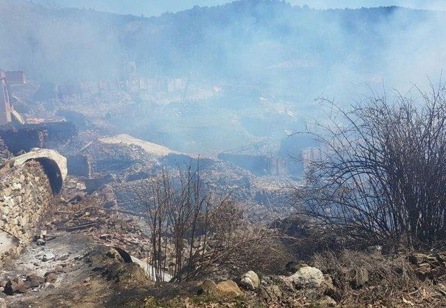 Çankırı’da Köy Yangını: İlk Belirlemelere Göre 25 Ev Yandı