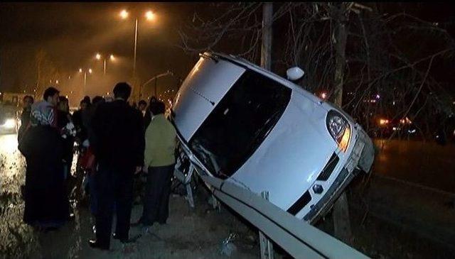 Kaza Yapan Araç Ağaca Çıktı: 1’i Bebek 4 Yaralı