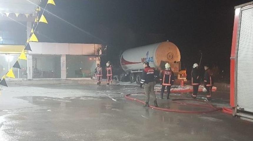 Başkent&rsquo;te Benzin İstasyonunda Korkutan Yangın