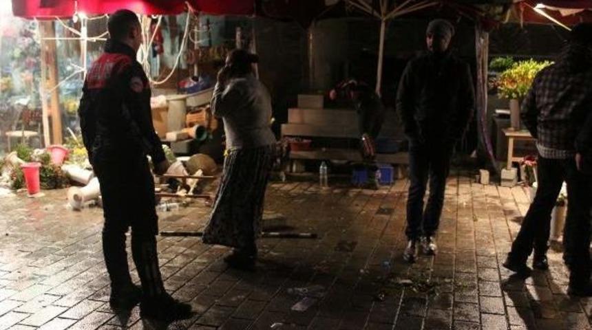 Taksim'de &Ccedil;i&ccedil;ek&ccedil;i Kavgası: 2 Yaralı