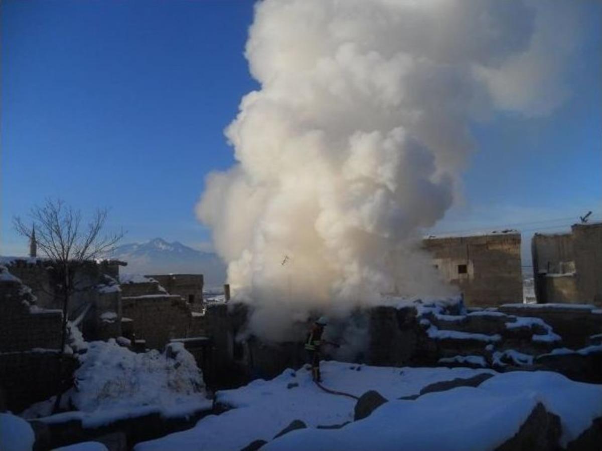 Kayseri&rsquo;de &Ccedil;ıkan 3 Ayrı Yangında Maddi Hasar Meydana Geldi