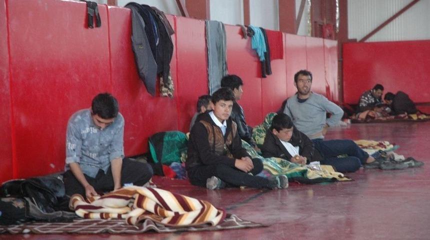 Ka&ccedil;ak G&ouml;&ccedil;menlerin Bekleyişi S&uuml;r&uuml;yor