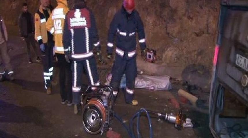 Tuzla'da Trafik Kazası: 1 &Ouml;l&uuml; 1 Yaralı