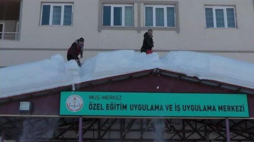 &Ouml;ğretmenlerin Okulda Kar Temizliği
