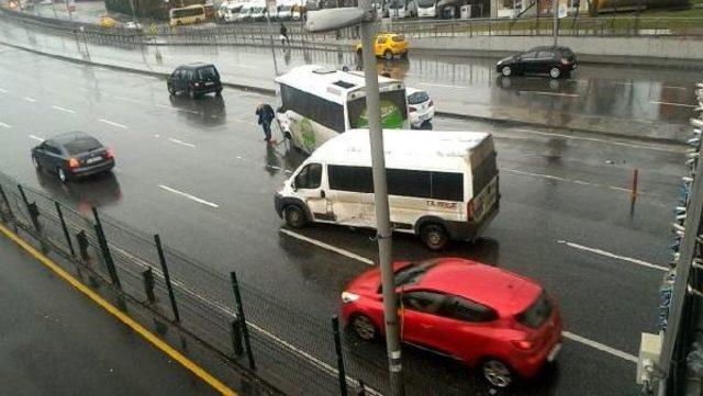 Servis Minibüsü Metrobüse Çarptı