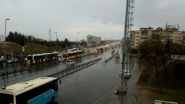 Servis Minibüsü Metrobüse Çarptı