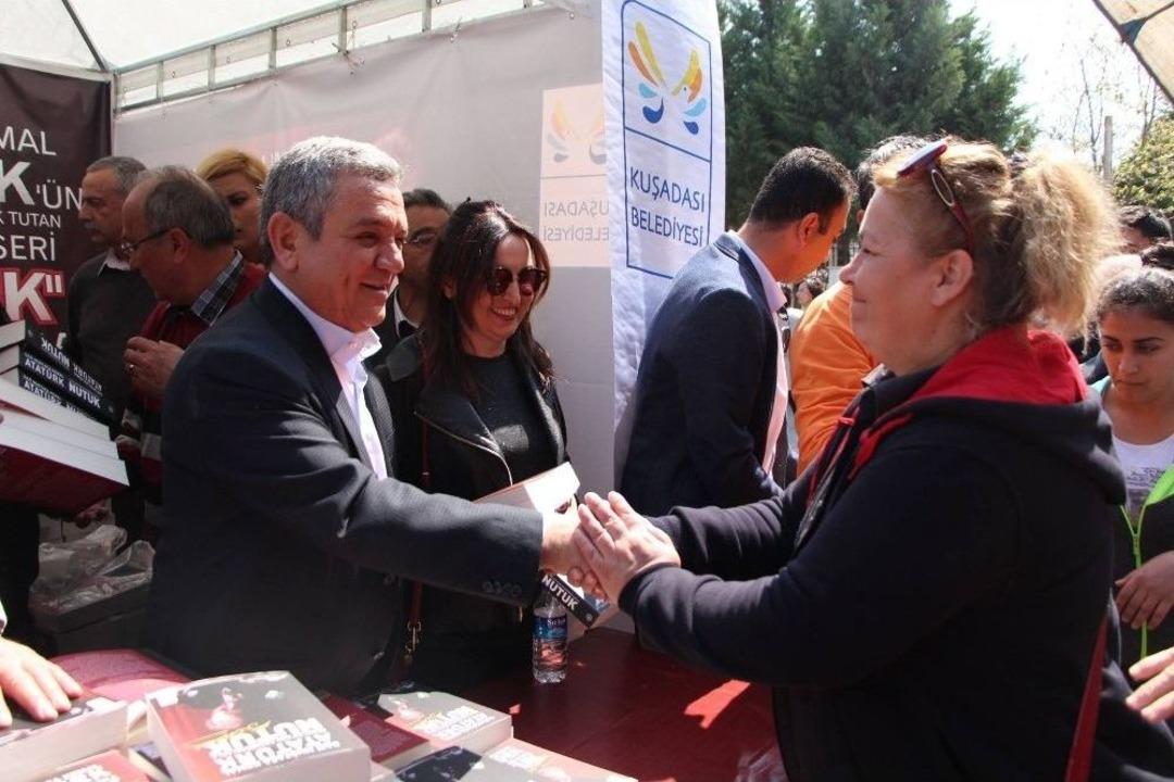 Kuşadası Belediyesi Davutlar&rsquo;da &rsquo;nutuk&rsquo; Dağıttı