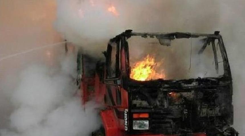 Park Halindeki Kamyon Alev Alev Yandı