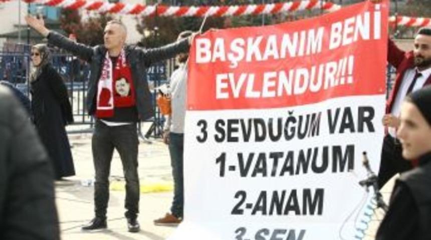 Pankart A&ccedil;arak Cumhurbaşkanı Erdoğan&rsquo;dan Kendisini Evlendirmesini İstedi