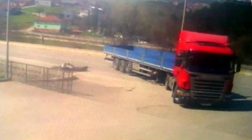 Tır'a &Ccedil;arpan Motosiklette 2 Kişi Yaralandı