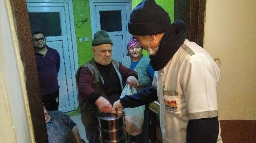 (&ouml;zel Haber) Zeytinburnu Belediyesi Aşevi&rsquo;nde 12 Ay Boyunca Vatandaşlara Sıcak &Ccedil;orba İkramı