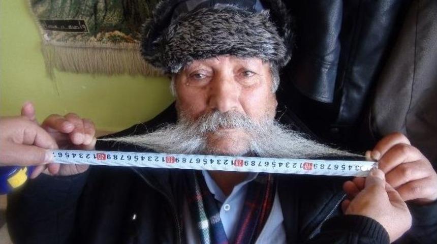 8 Yıldır Uzattığı Bıyıklarını Sadece Berber Olan Oğluna Emanet Ediyor