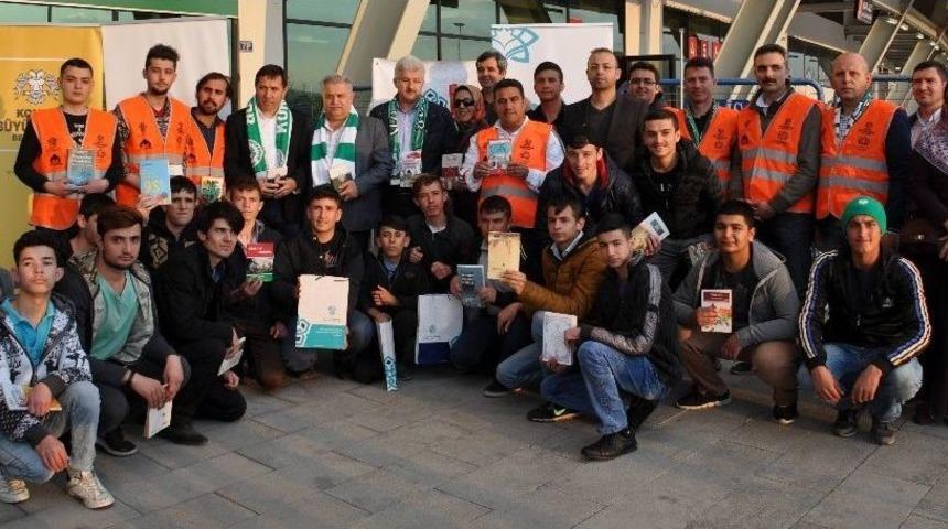 Taraftarlar Stada Kitapla Geldi