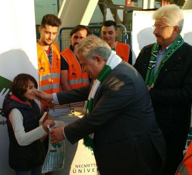 Taraftarlar Stada Kitapla Geldi 2