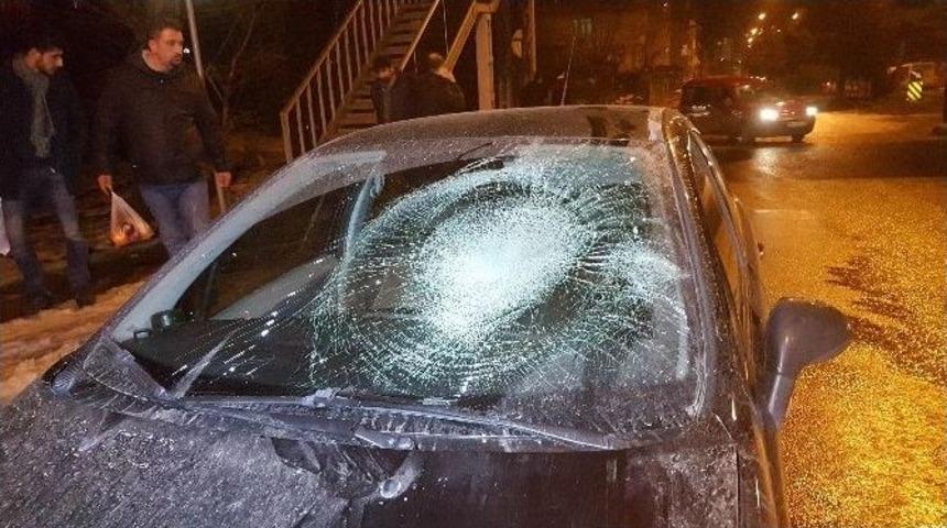 Telefonuna Kont&ouml;r Y&uuml;kletmeye Giden Bek&ccedil;iye Otomobil &Ccedil;arptı