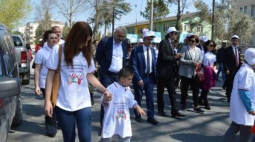 Otizme Dikkat &Ccedil;ekmek İ&ccedil;in Y&uuml;r&uuml;d&uuml;ler