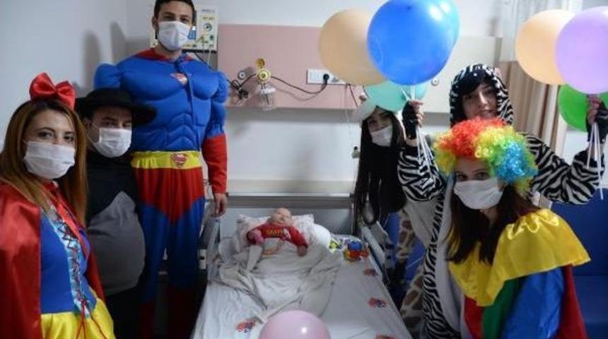 Masal Kahramanlarından Kanserli &Ccedil;ocuklara Tebess&uuml;m