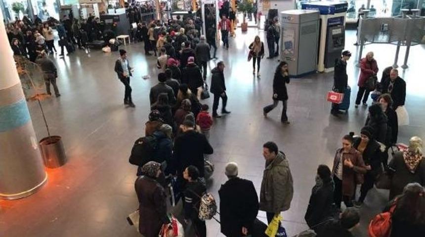 Tatil D&ouml;n&uuml;ş&uuml; Otob&uuml;s Terminalinde G&uuml;venlik Kuyruğu