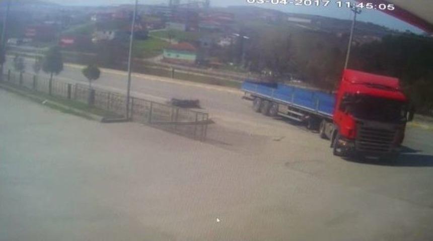 Direksiyon Hakimiyetini Kaybeden Motosiklet Tır&rsquo;ın Altına Girdi