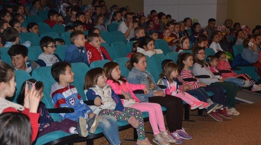 Boz&uuml;y&uuml;k&rsquo;te &Ccedil;ocuklar İ&ccedil;in Tiyatro Ş&ouml;leni