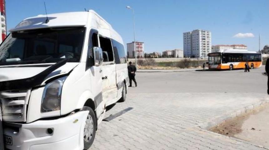 Halk Otob&uuml;s&uuml;, &Ouml;ğrenci Servisine &Ccedil;arptı: 6 Yaralı